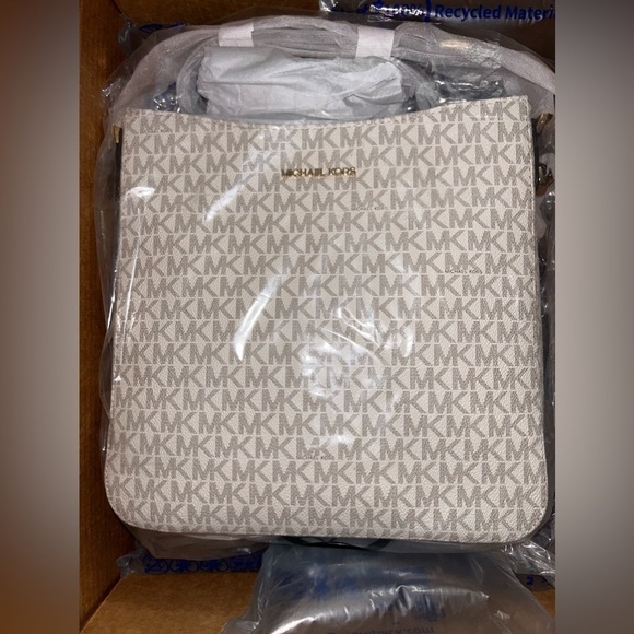 Michael Kors Vanilla Jet Set Travel Bag! π€ππ - Picture 2 of 3